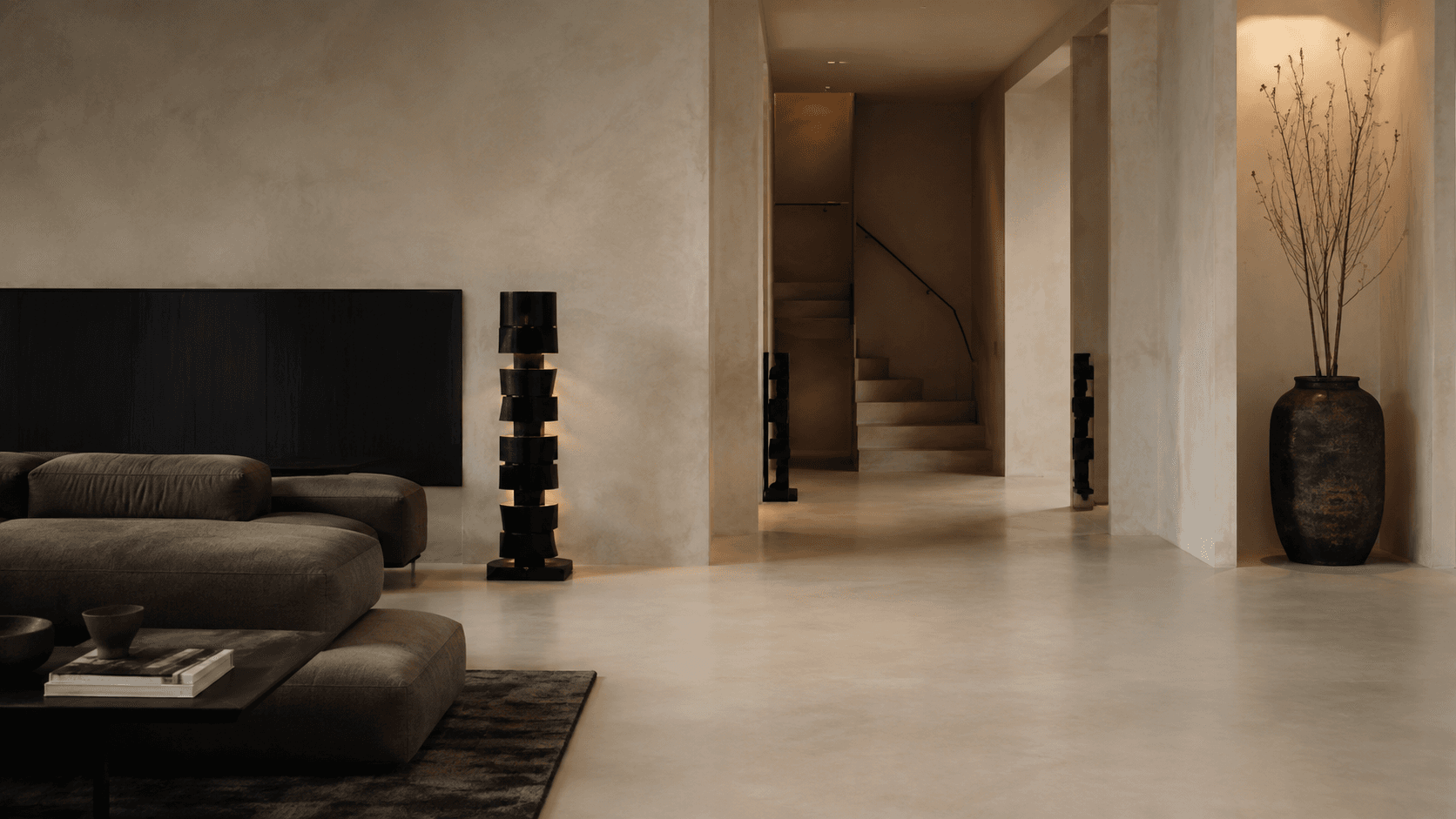 Luxe interieur met een naadloze gietvloer en decoratieve wandafwerking