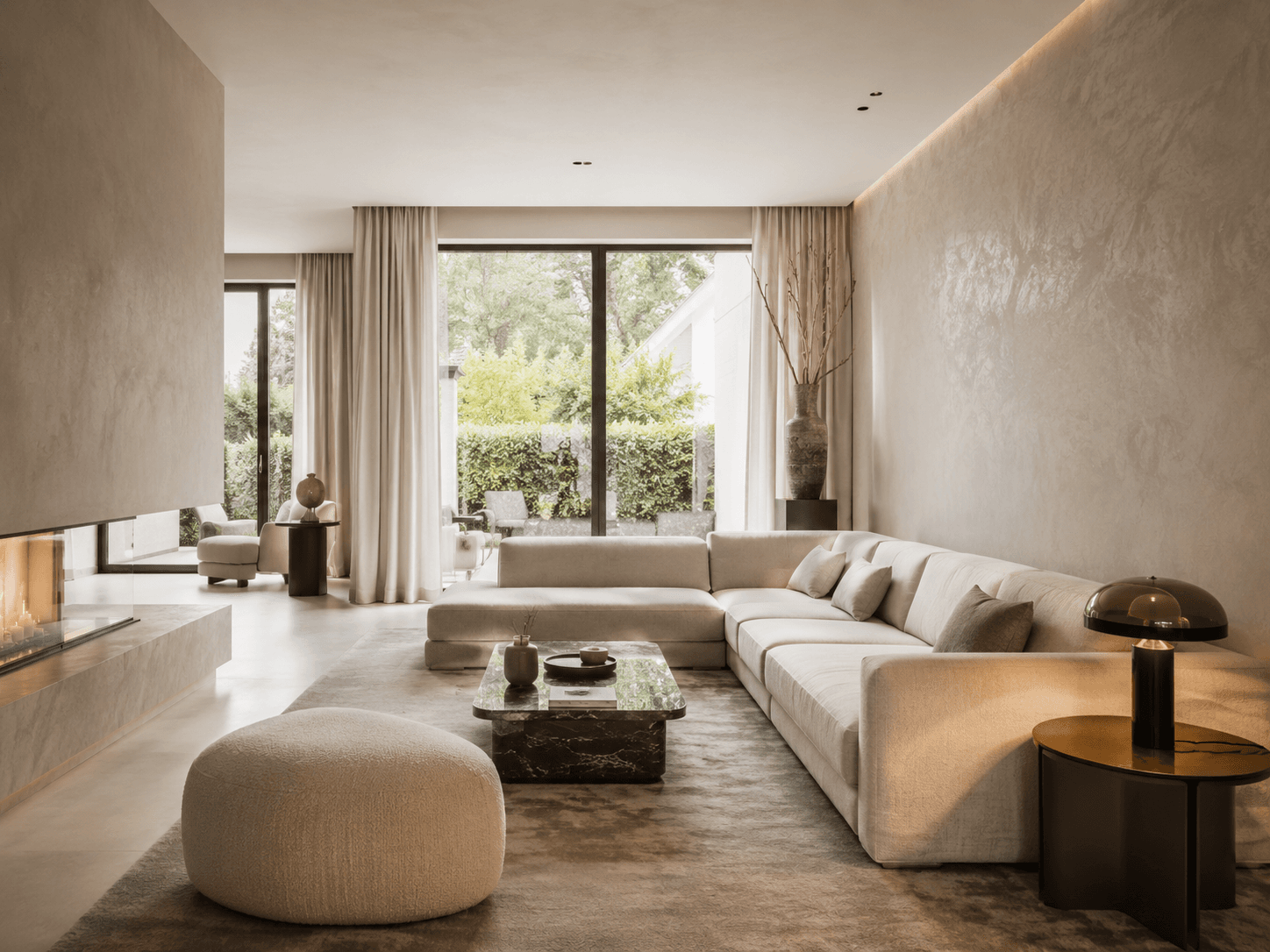 Luxe woonkamer met tuinzicht en warme wandafwerking